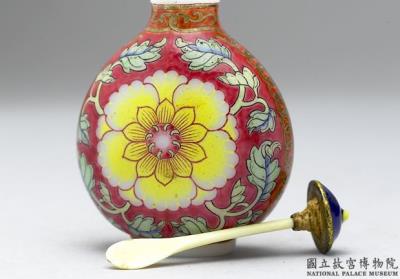 图片[2]-Glass-body painted enamel snuff bottle with a passionflower design on a red background, Qing dynasty, Qianlong reign (1736-1795)-China Archive